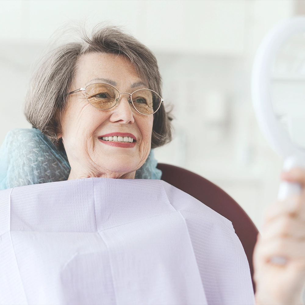 A detailed model showing a singular dental veneer on a set of gums and teeth, emphasizing the veneer's fit and finish.