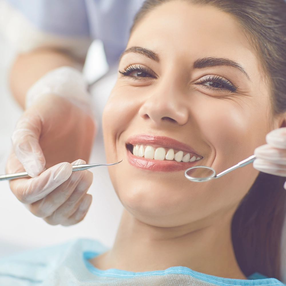 A detailed model showing a singular dental veneer on a set of gums and teeth, emphasizing the veneer's fit and finish.